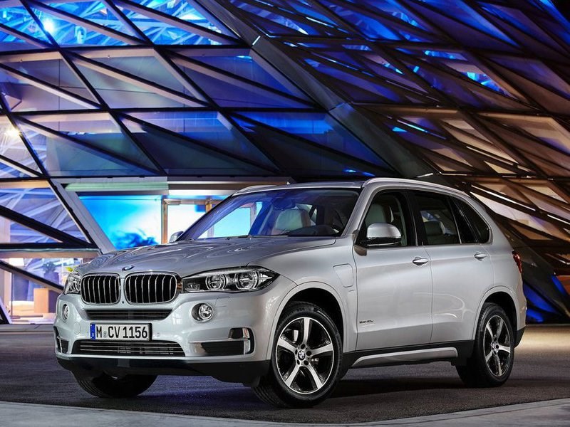 BMW выводит на российский рынок гибридный X5