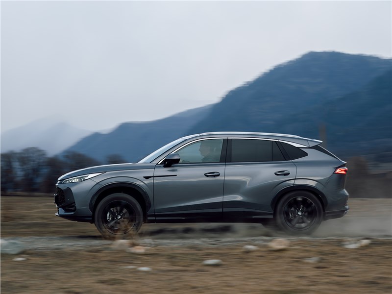 Москвич М70 (2026) вид сбоку