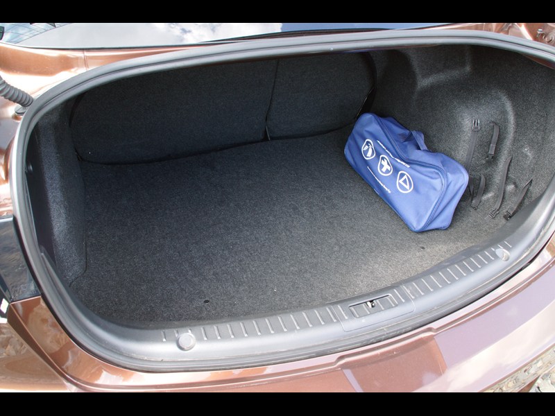 Mazda 3 2011 багажное отделение