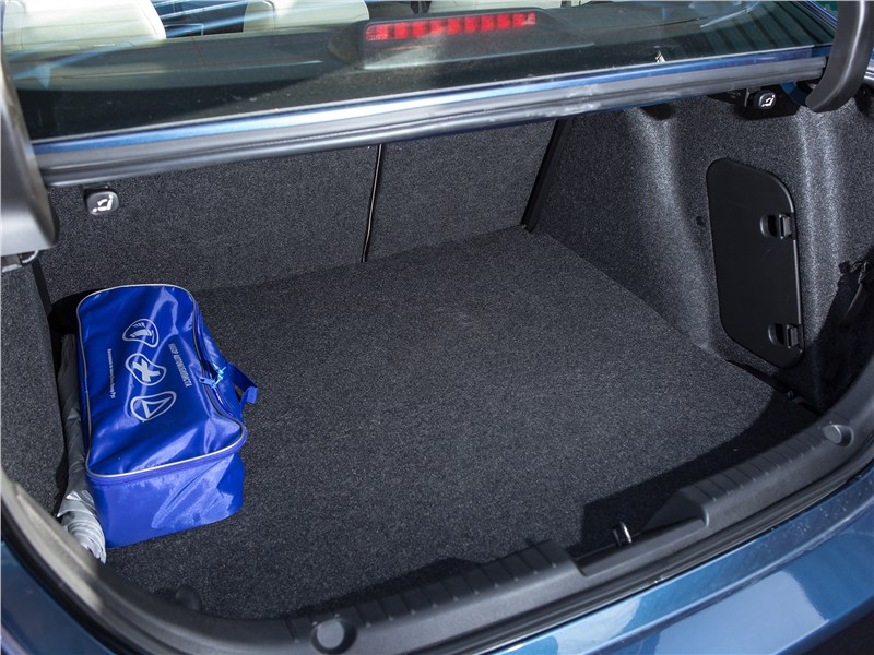 Mazda 3 2017 багажное отделение