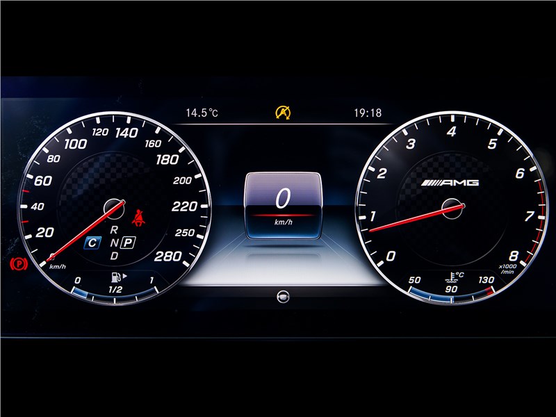 Mercedes-AMG E 43 4Matic 2017 приборная панель