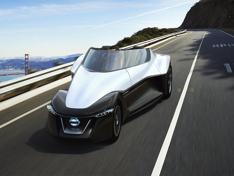 Новый Nissan BladeGlider - Nissan BadeGlayder concept 2013 вид спереди на дороге