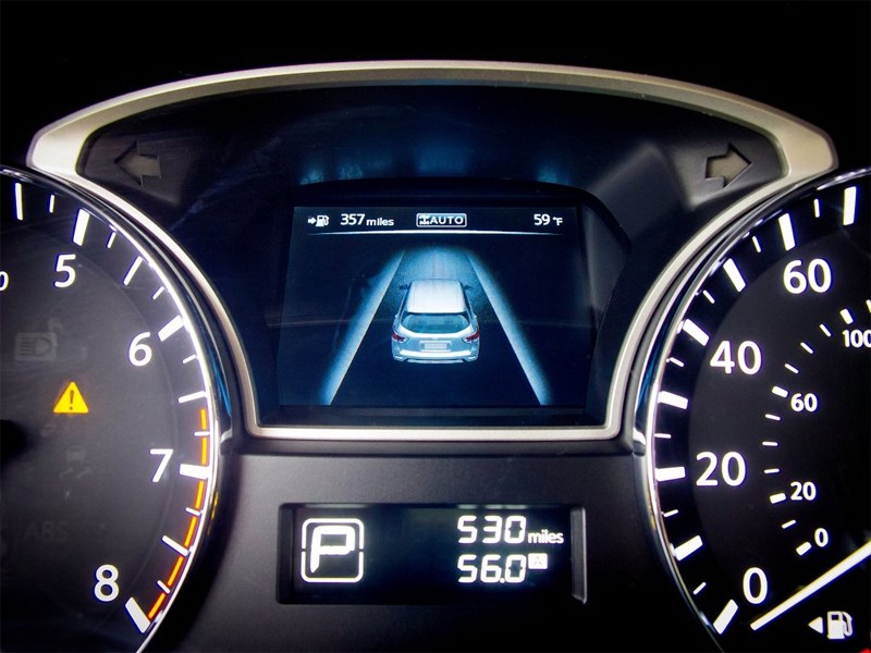 Nissan Pathfinder 2012 приборная панель