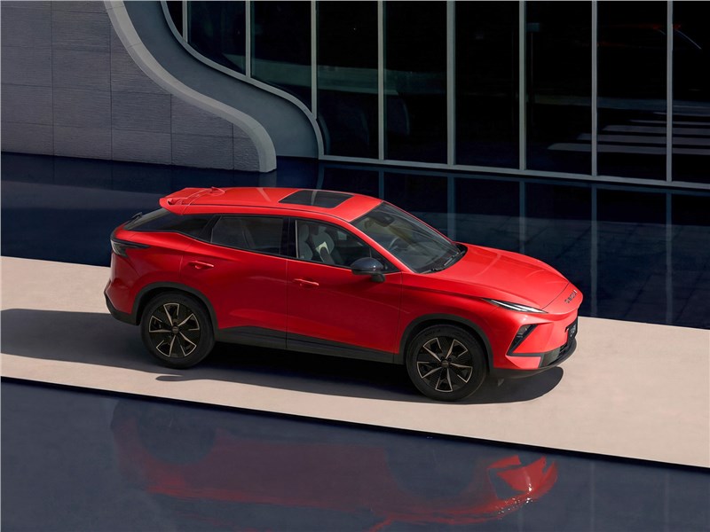 Omoda C5 (2026) вид сбоку