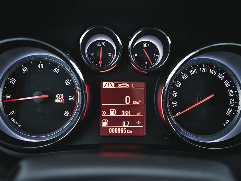 Opel Zafira Tourer 2012 приборная панель