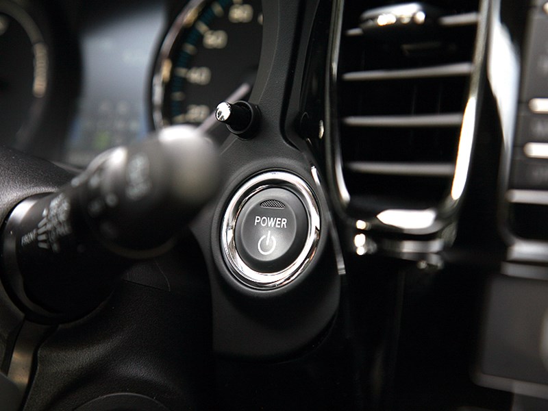 Mitsubishi Outlander PHEV 2014 кнопка "старт-стоп"