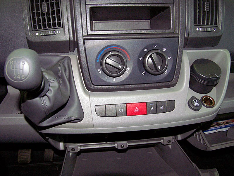 Peugeot Boxer 2006 рычаг коробки передач и рукоятки управления климатом
