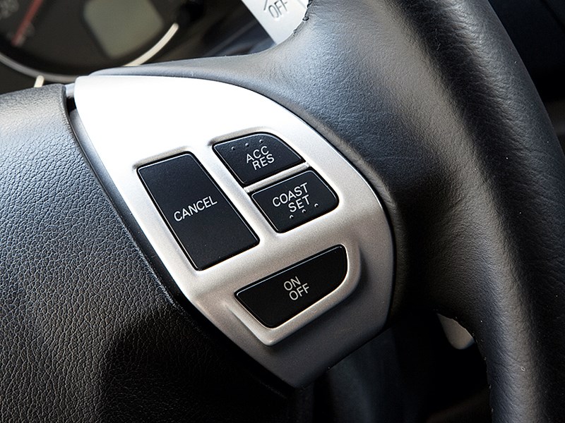 Mitsubishi Pajero Sport 2013 кнопки на руле