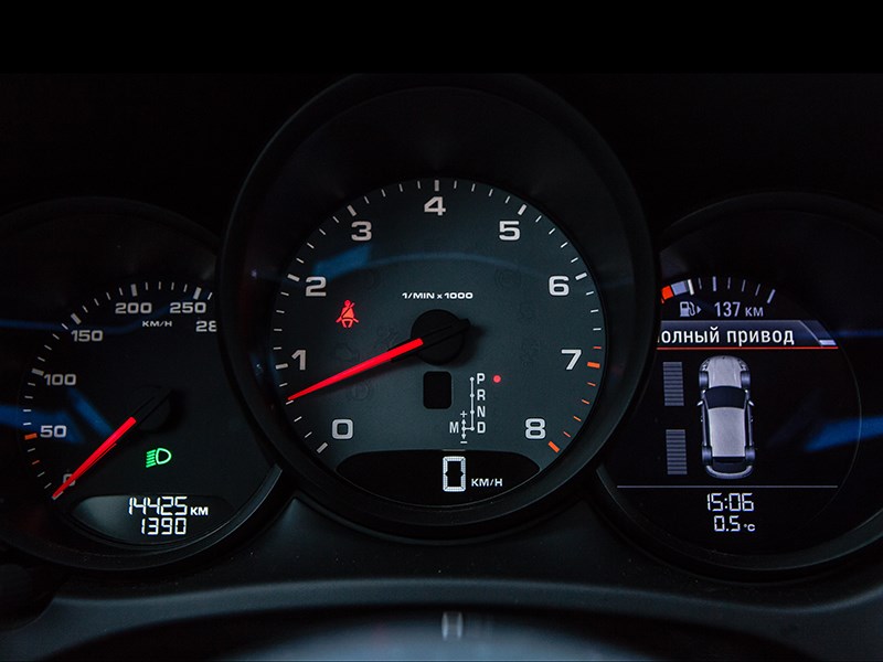 Porsche Macan 2014 приборная панель
