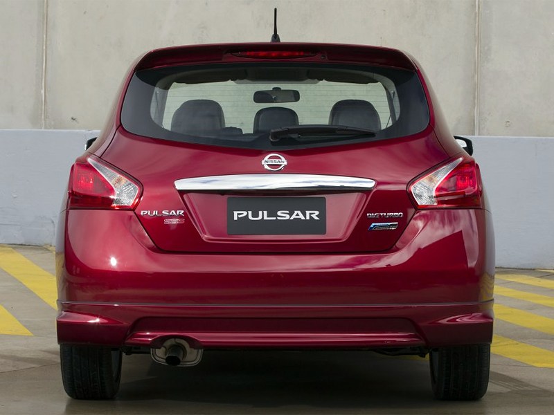 Nissan Pulsar 2013 вид сзади