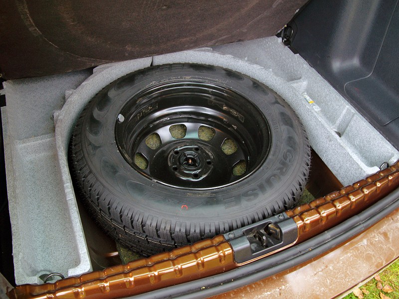 Renault Duster 2012 запасное колесо 
