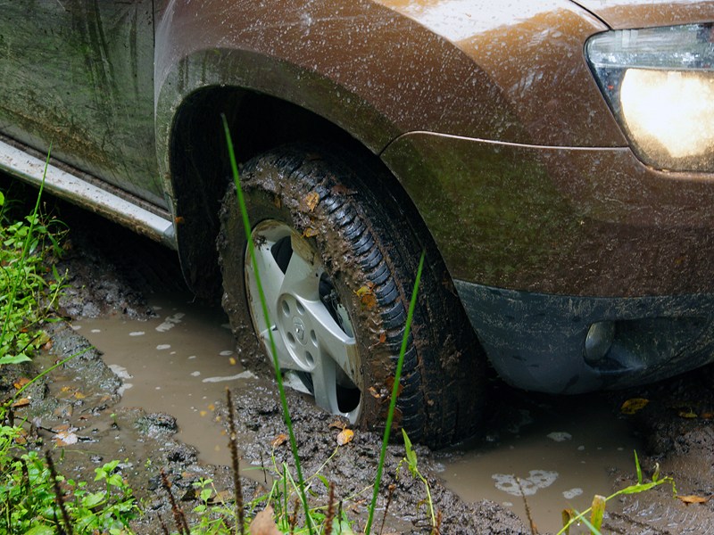Renault Duster 2012 переднее колесо в грязи