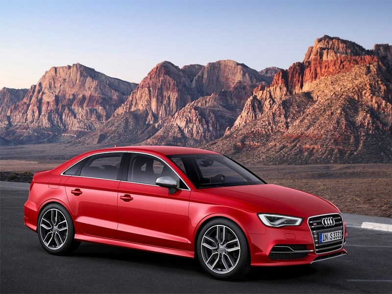 Audi S3 sedan 2013 вид спереди сбоку