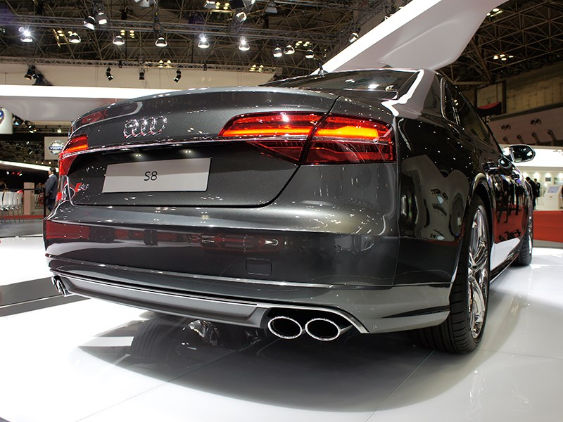 Audi S8 2013 вид сзади фото 2