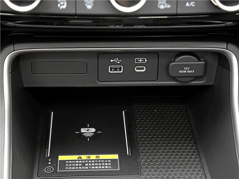 Honda CR-V (2022) зарядка в нише