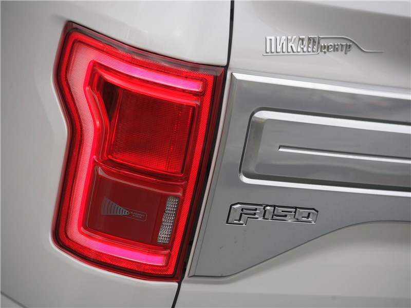 Ford F-150 2016 задний фонарь