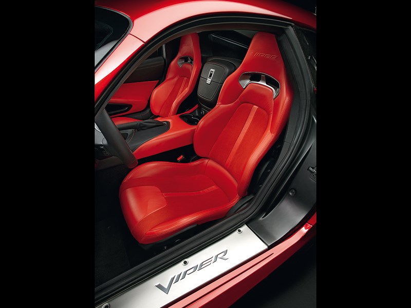Chrysler SRT Viper GTS 2013 передние кресла