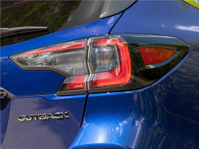 Subaru Outback (2020) задний фонарь