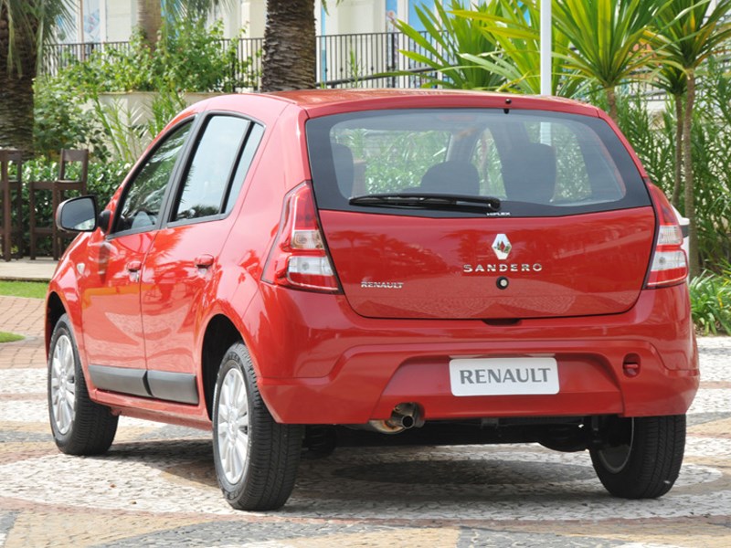 Renault Sandero 2013 вид сзади