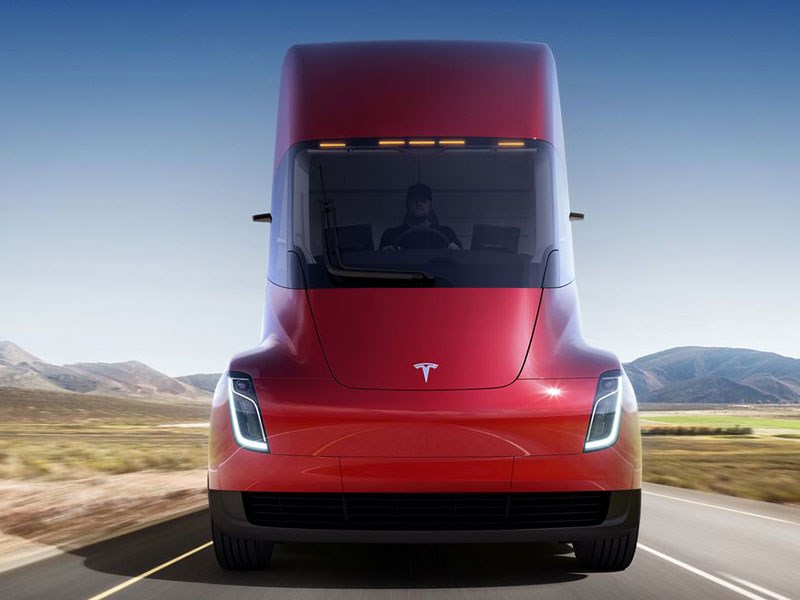 Tesla собрала более тысячи заказов на свой электрический грузовик