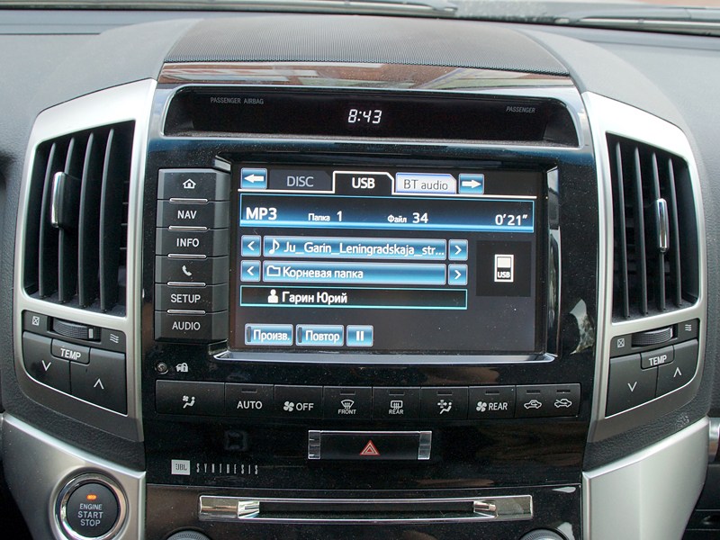 Toyota Land Cruiser 200 2012 индикация на 8-дюймовом сенсорном дисплее мультимедийной системы