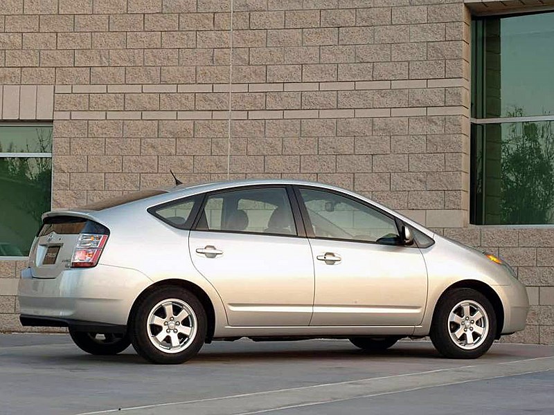 Toyota Prius 2006 второе поколение автомобиля вид справа