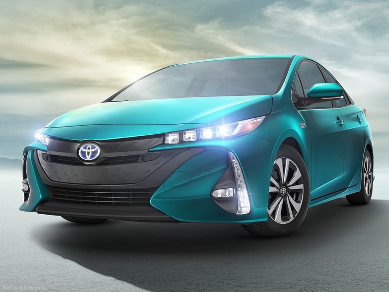 Toyota Prius превратилась в подзаряжаемый гибрид