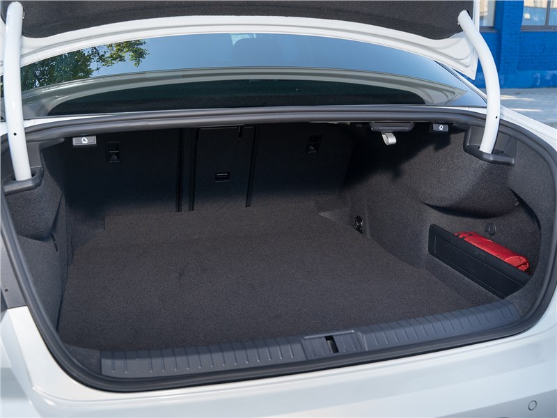 Volkswagen Passat 2020 багажное отделение