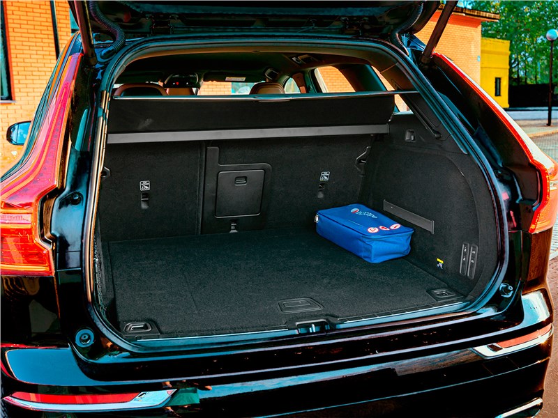 Volvo XC60 2018 багажное отделение