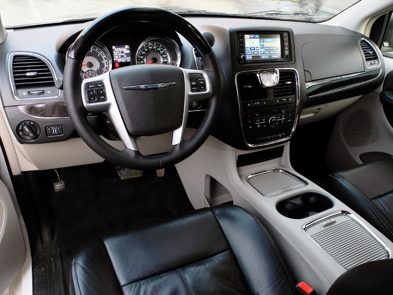 Chrysler Grand Voyager 2012 водительское место
