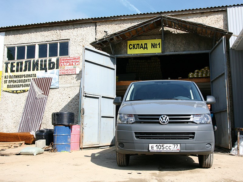 Volkswagen Transporter T5 2009 вид спереди возле склада