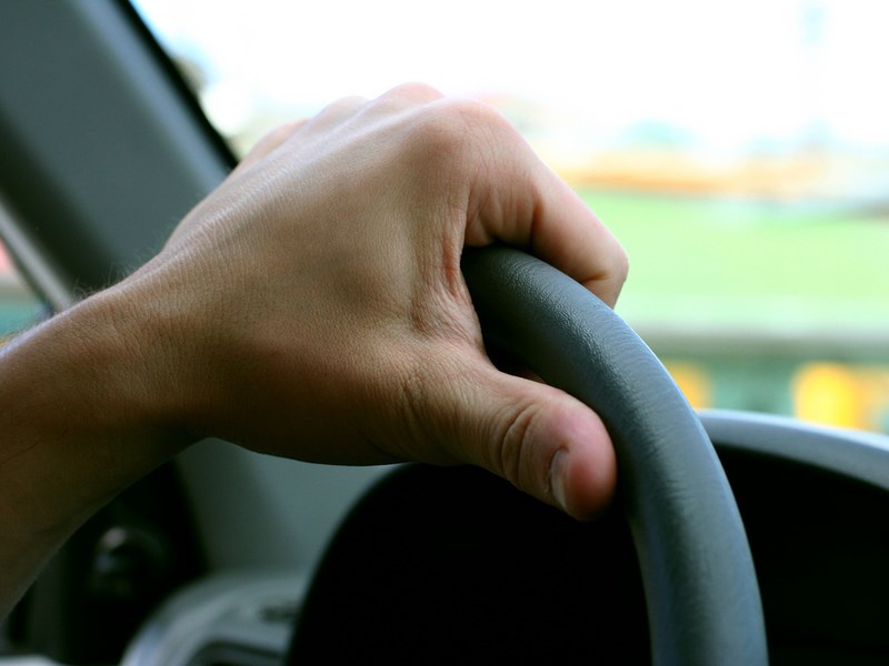 Нью-Йоркским водителям больше не нужно будет держать одну руку на руле