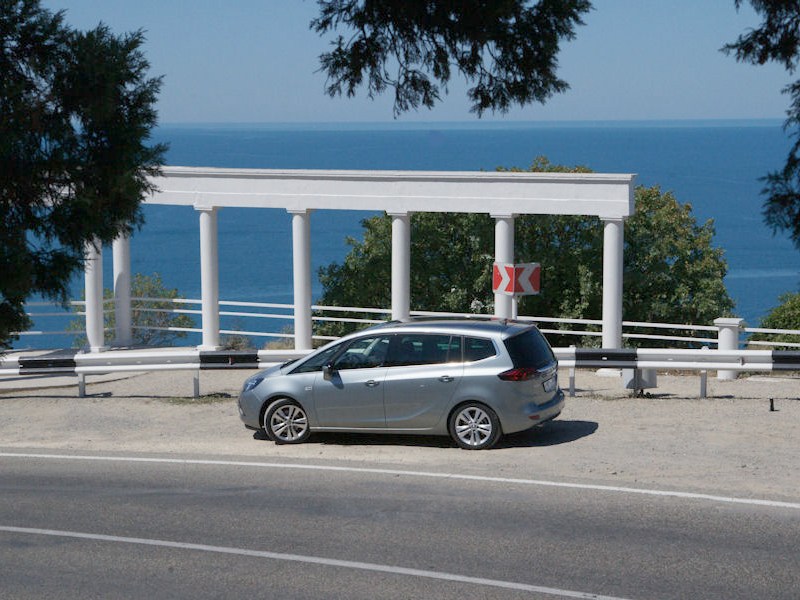 Opel Zafira Tourer 2012 вид сбоку