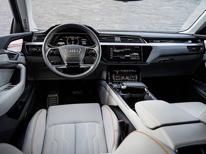 Audi показала интерьер электрического кроссовера