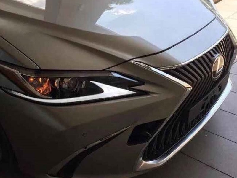 Lexus показал кусочек нового поколения седана ES