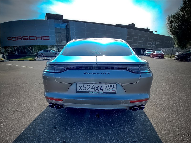 Porsche Panamera GTS (2021) вид сзади