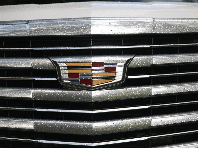 Cadillac Escalade 2015 вид спереди