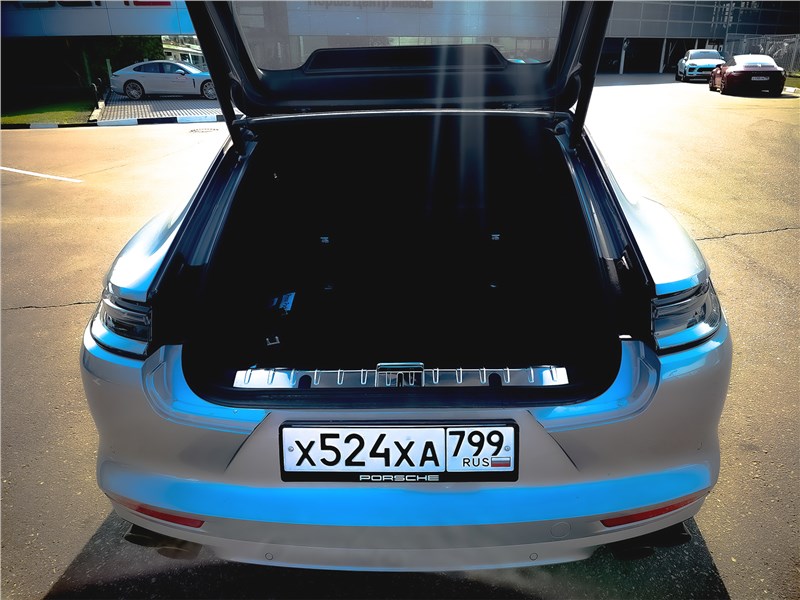 Porsche Panamera GTS (2021) вид сзади