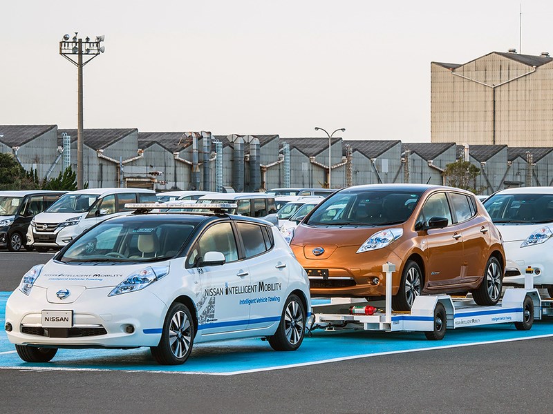 Nissan приспособил электрический Leaf для транспортировки других автомобилей