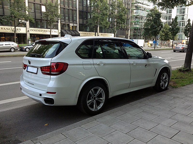 BMW X5 M50d 2013 вид сбоку