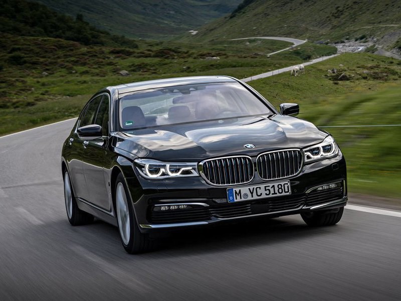 BMW анонсировала появление гибридного 7 Series на российском рынке