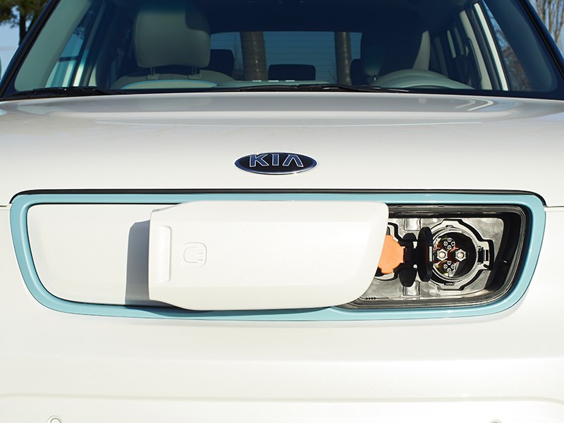 Kia Soul EV 2015 вид спереди розетка