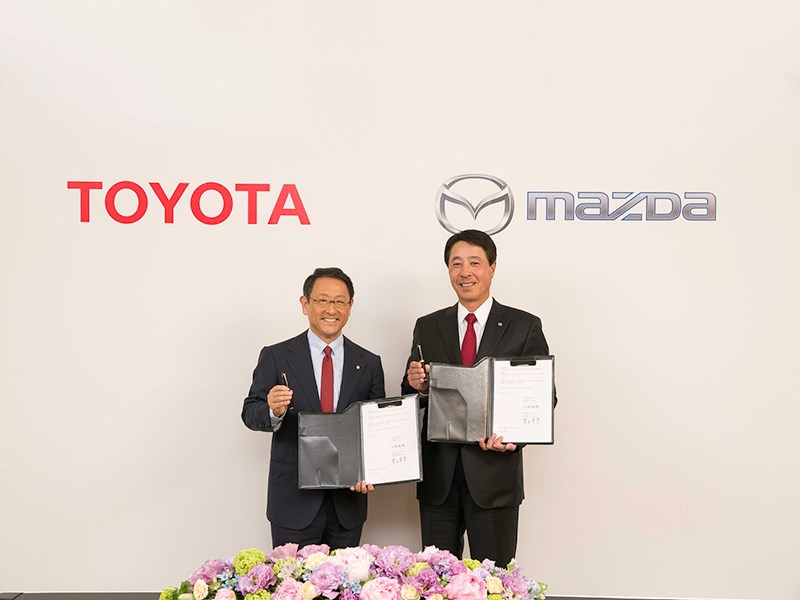 Toyota поможет Mazda разработать электромобили. И купит ее акции