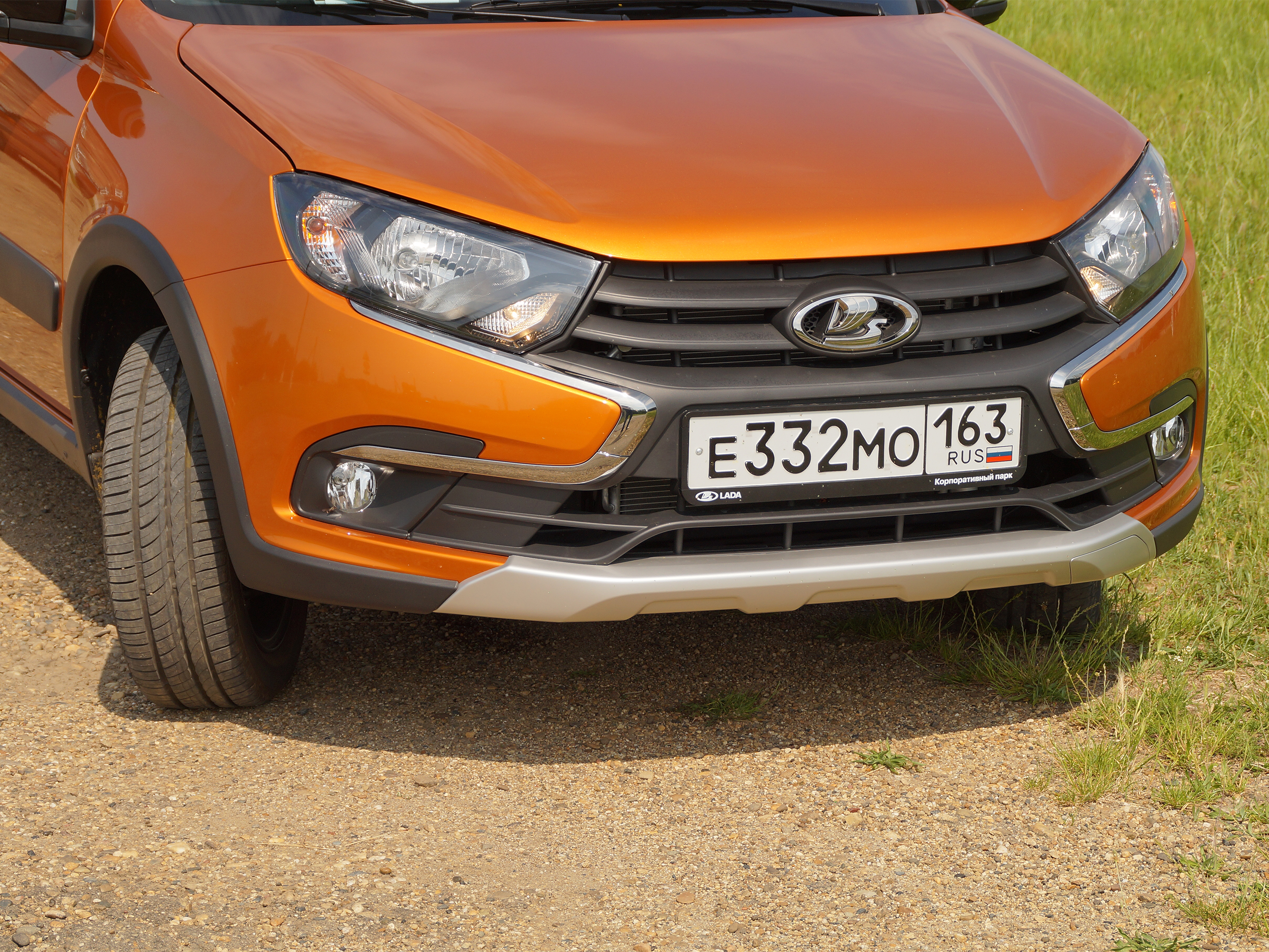 Как снять на гранте крос бампер Фото Lada Granta Cross - Передняя часть автомобиля оформлена в стиле "Х", общем 