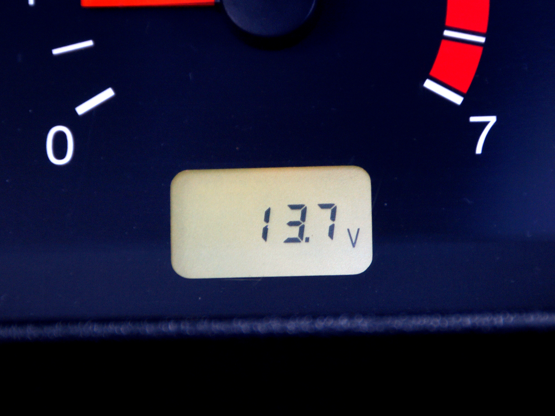 Фото Lada 4x4 - Подобие бортового компьютера может показывать зарядное ...