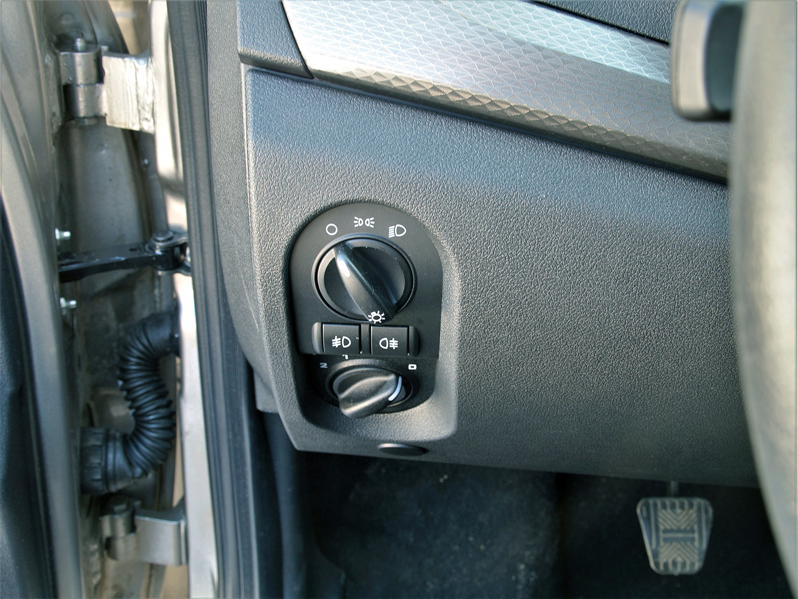 Фото Lada Granta - Слева от рулевого колеса — переключатель головного ...