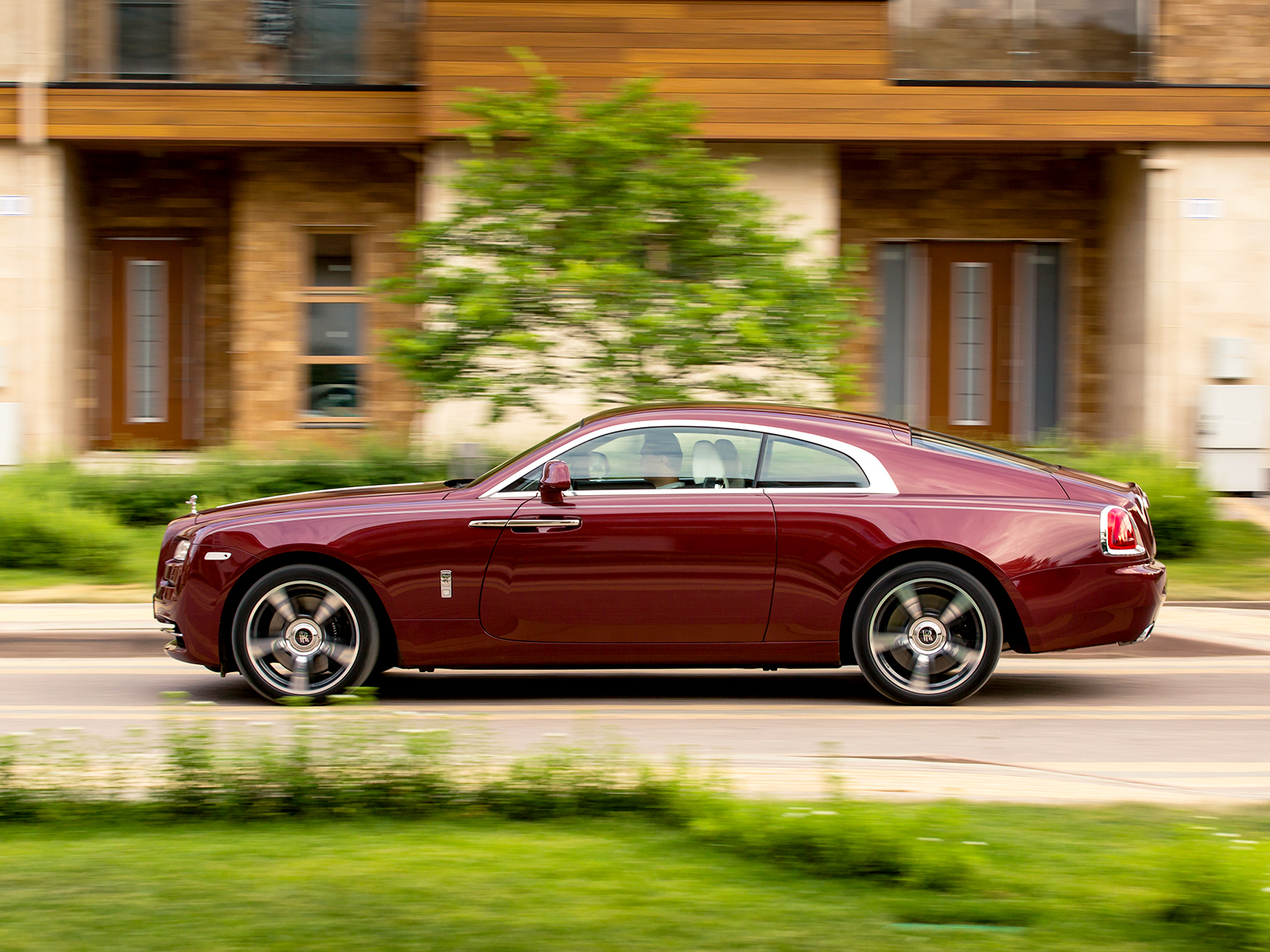 Rolls Royce Wraith красный