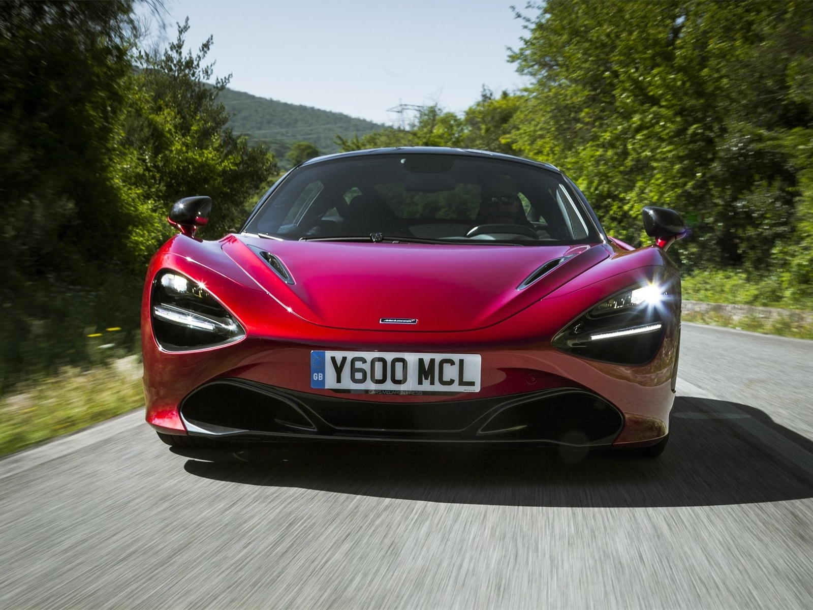 MCLAREN 720 спереди