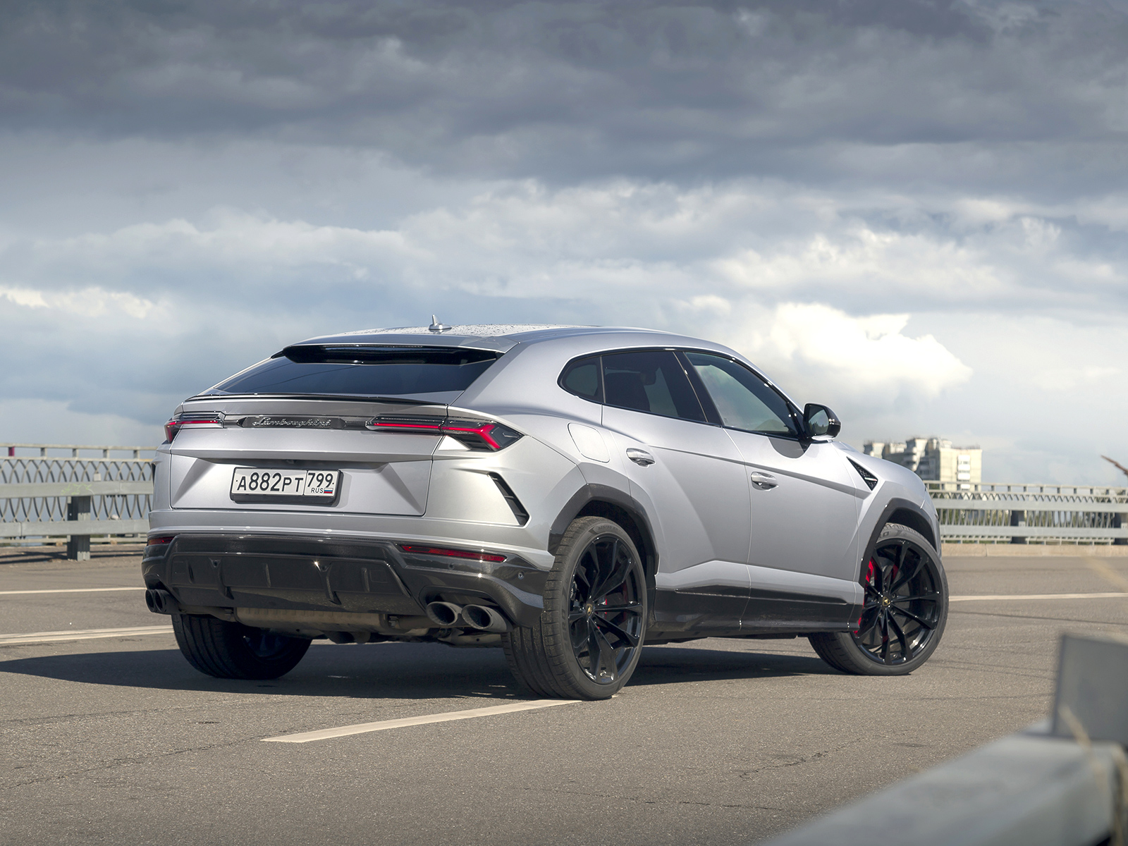 Lamborghini Urus сзади