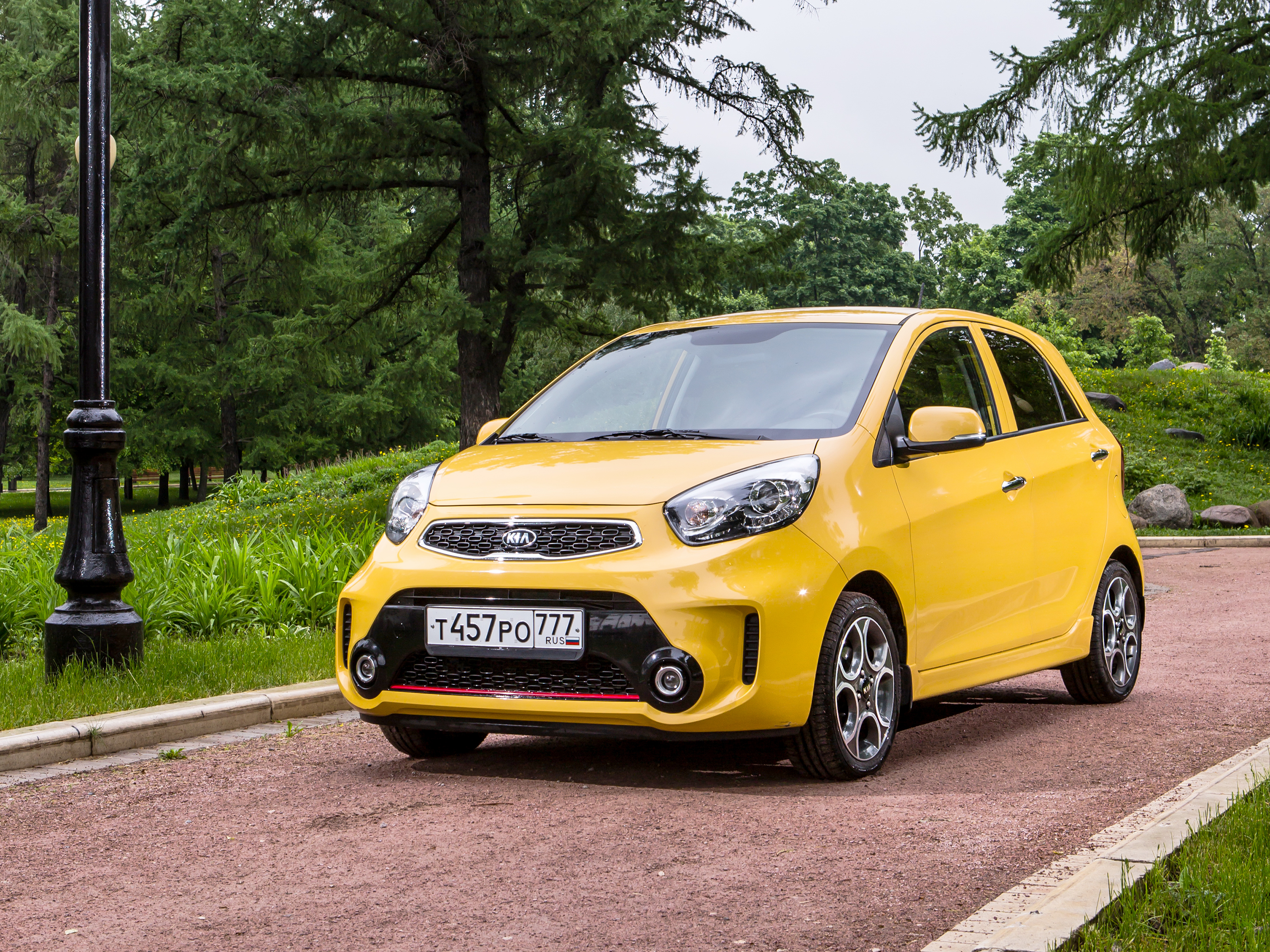 Kia Picanto желтая